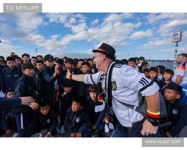 跨越边线的报道：足球记者打破赛场内外信息壁垒